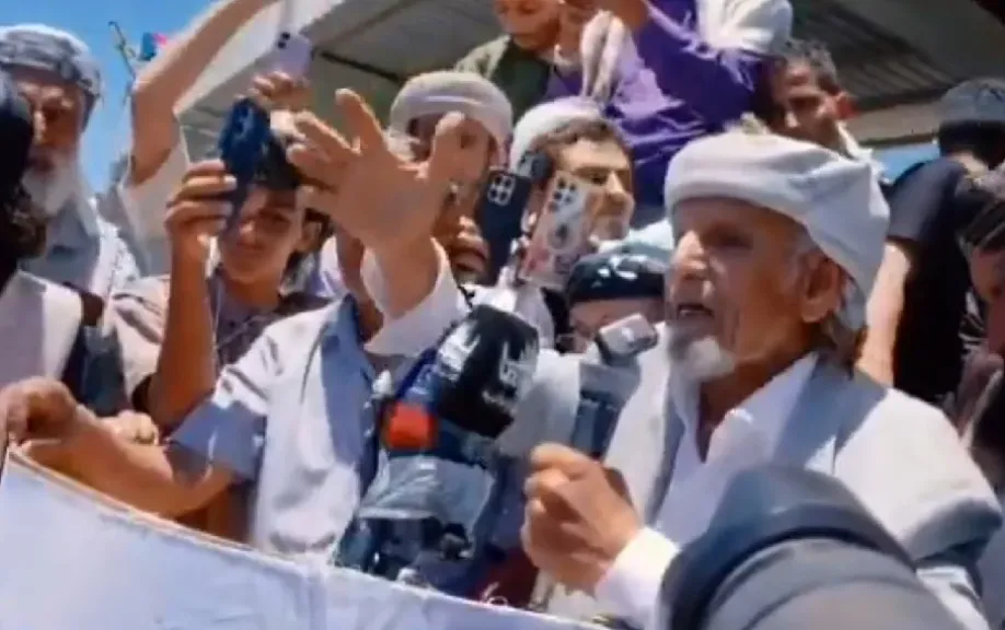 شيخ مشائخ يافع يتنكّر لـ السعودية ويشيد بهجمات إيران عليها ودول الخليج - [فيديو]
